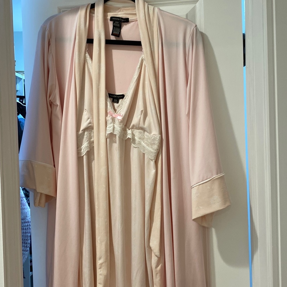 Soft beautiful never been work nightgown with robe